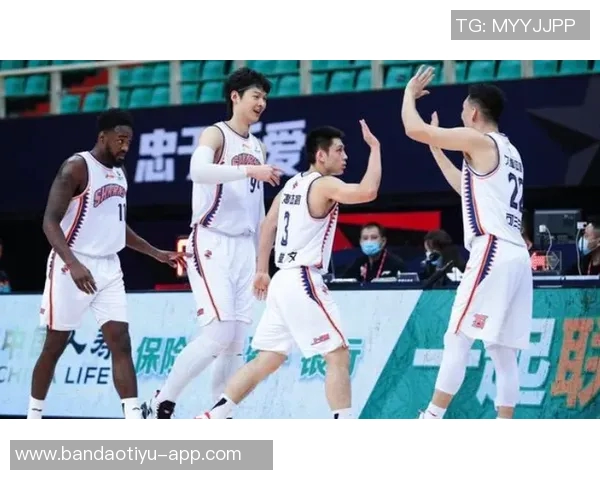 杨瀚森惊叹训练营球队防守如花般伸缩自如的精彩表现